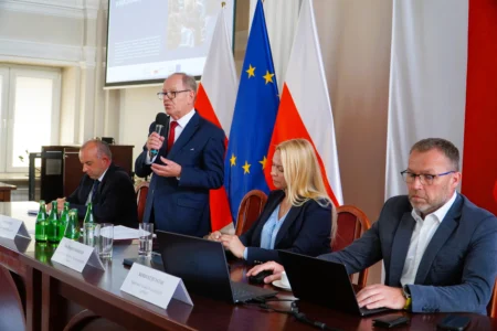 Zdjęcie przedstawia uczestników spotkania w urzędzie wojewódzkim
