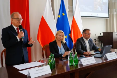 Zdjęcie przedstawia uczestników spotkania w urzędzie wojewódzkim
