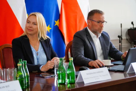 Zdjęcie przedstawia uczestników spotkania w urzędzie wojewódzkim