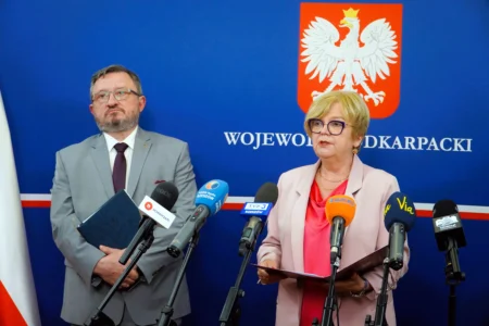 Zdjęcie przedstawia wojewodę podkarpackiego i wojewódzkiego lekarza weterynarii podczas konferencji prasowej
