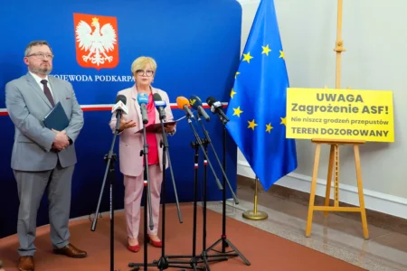 Zdjęcie przedstawia uczestników konferencji prasowej