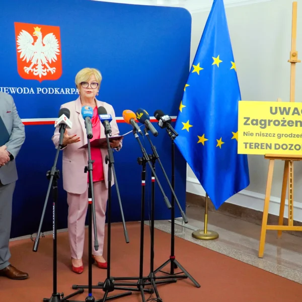 Zdjęcie przedstawia uczestników konferencji prasowej