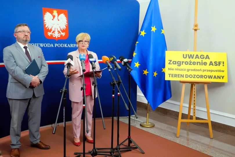 Zdjęcie przedstawia uczestników konferencji prasowej