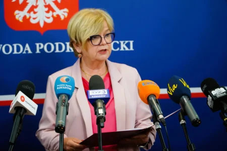 Zdjęcie przedstawia uczestników konferencji prasowej