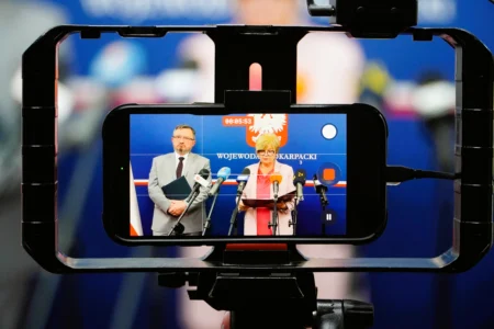 Zdjęcie przedstawia uczestników konferencji prasowej