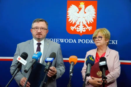 Zdjęcie przedstawia uczestników konferencji prasowej