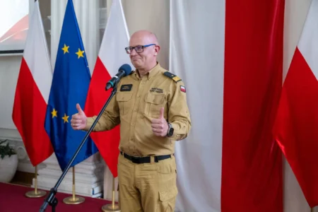 Zdjęcie przedstawia uczestników wręczenia nagród dla drużyn pożarniczych