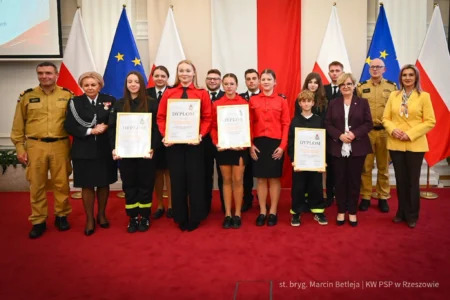 Zdjęcie przedstawia uczestników wręczenia nagród dla drużyn pożarniczych