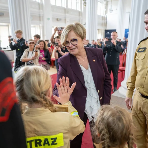 Zdjęcie przedstawia uczestników wręczenia nagród dla drużyn pożarniczych