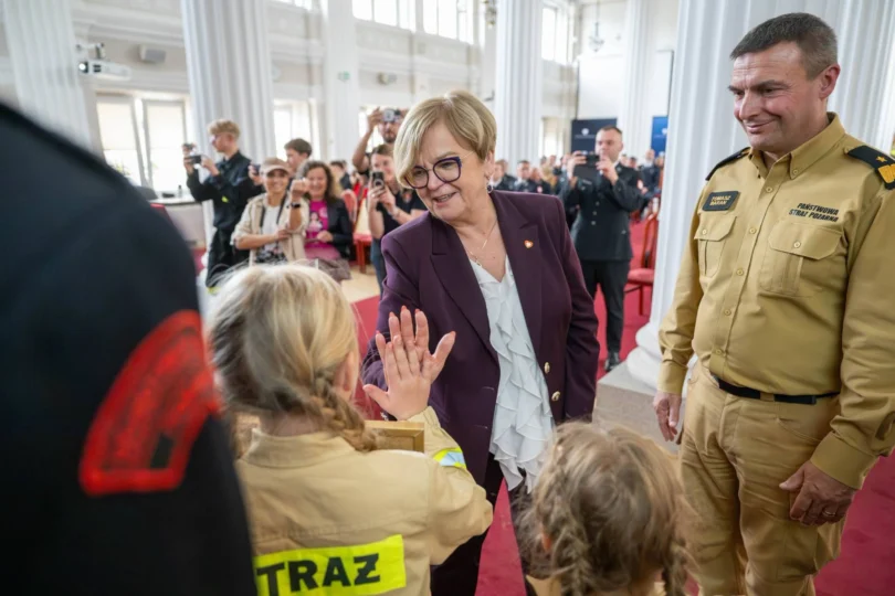 Zdjęcie przedstawia uczestników wręczenia nagród dla drużyn pożarniczych