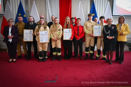 Zdjęcie przedstawia uczestników wręczenia nagród dla drużyn pożarniczych