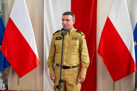 Zdjęcie przedstawia uczestników wręczenia nagród dla drużyn pożarniczych