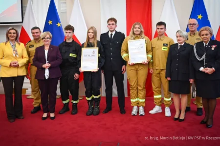 Zdjęcie przedstawia uczestników wręczenia nagród dla drużyn pożarniczych