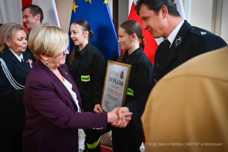 Zdjęcie przedstawia uczestników wręczenia nagród dla drużyn pożarniczych