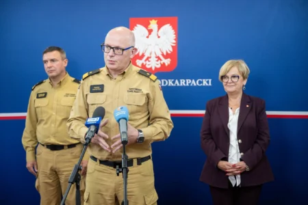 Zdjęcie przedstawia uczestników wręczenia nagród dla drużyn pożarniczych