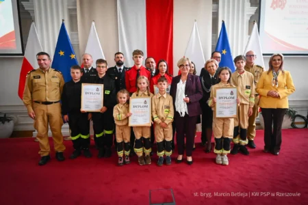 Zdjęcie przedstawia uczestników wręczenia nagród dla drużyn pożarniczych