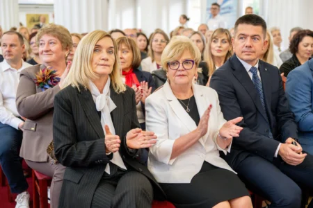 Zdjęcie przedstawia uczestników uroczystości z okazji Dnia Edukacji Narodowej