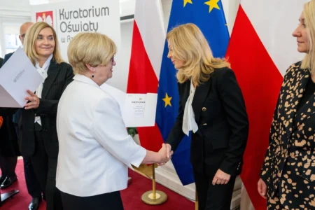 Zdjęcie przedstawia uczestników uroczystości z okazji Dnia Edukacji Narodowej