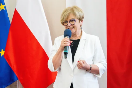 Zdjęcie przedstawia uczestników uroczystości z okazji Dnia Edukacji Narodowej