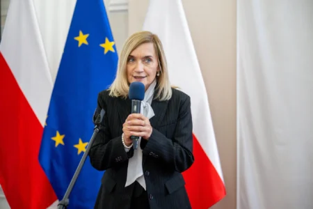 Zdjęcie przedstawia uczestników uroczystości z okazji Dnia Edukacji Narodowej