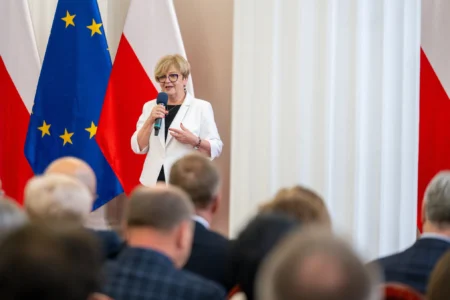 Zdjęcie przedstawia uczestników uroczystości z okazji Dnia Edukacji Narodowej