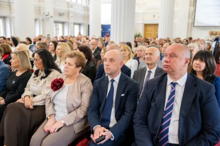 Zdjęcie przedstawia uczestników uroczystości z okazji Dnia Edukacji Narodowej