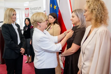 Zdjęcie przedstawia uczestników uroczystości z okazji Dnia Edukacji Narodowej