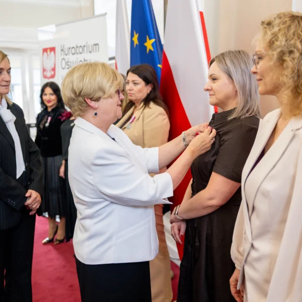 Zdjęcie przedstawia uczestników uroczystości z okazji Dnia Edukacji Narodowej
