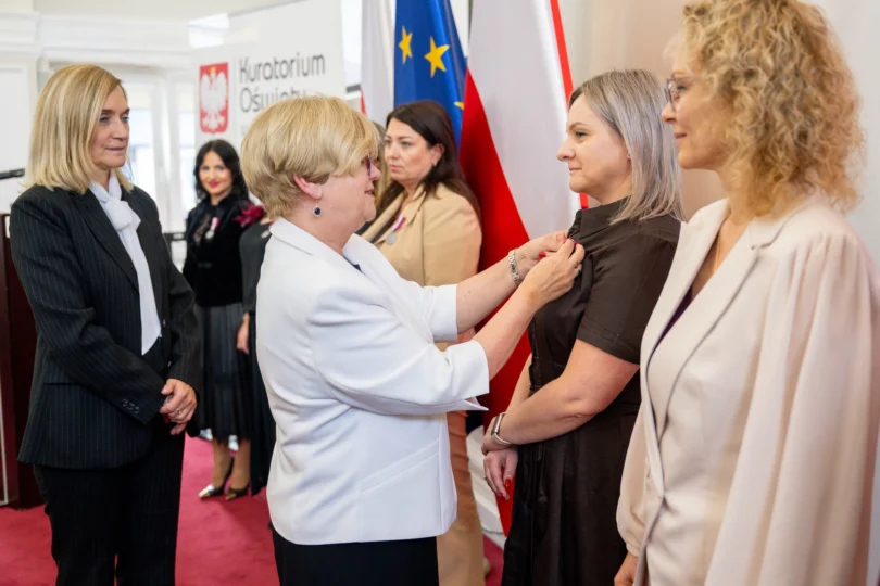 Zdjęcie przedstawia uczestników uroczystości z okazji Dnia Edukacji Narodowej