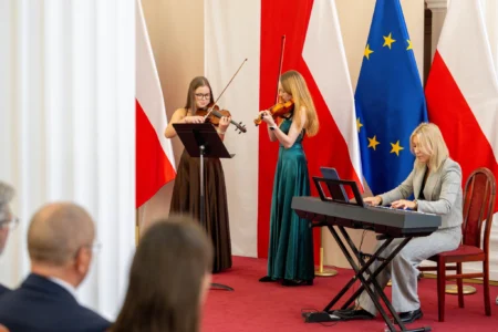 Zdjęcie przedstawia uczestników uroczystości z okazji Dnia Edukacji Narodowej