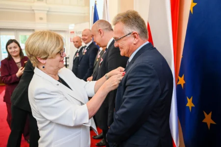Zdjęcie przedstawia uczestników uroczystości z okazji Dnia Edukacji Narodowej