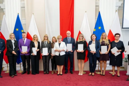 Zdjęcie przedstawia uczestników uroczystości z okazji Dnia Edukacji Narodowej