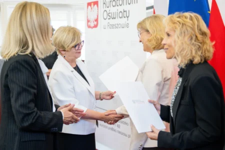 Zdjęcie przedstawia uczestników uroczystości z okazji Dnia Edukacji Narodowej