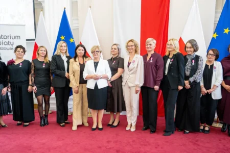 Zdjęcie przedstawia uczestników uroczystości z okazji Dnia Edukacji Narodowej