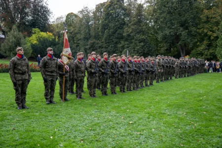 Zdjęcie przedstawia uczestników uroczystości z okajzi przysięgi wojskowej podkarpackich terytorialsów