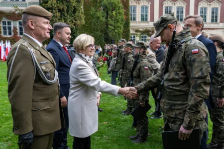 Zdjęcie przedstawia uczestników uroczystości z okajzi przysięgi wojskowej podkarpackich terytorialsów