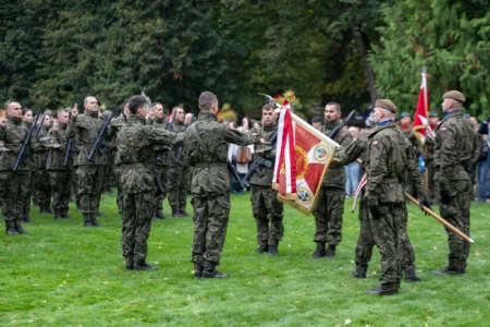 Zdjęcie przedstawia uczestników uroczystości z okajzi przysięgi wojskowej podkarpackich terytorialsów