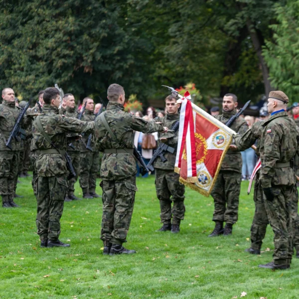 Zdjęcie przedstawia uczestników uroczystości z okajzi przysięgi wojskowej podkarpackich terytorialsów