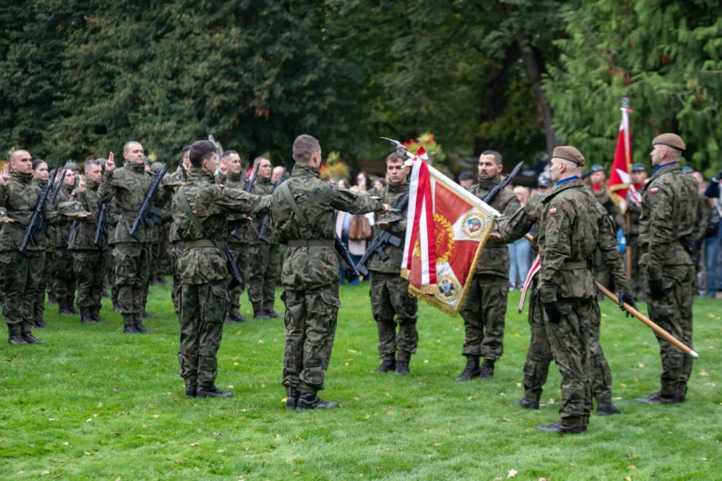 Zdjęcie przedstawia uczestników uroczystości z okajzi przysięgi wojskowej podkarpackich terytorialsów