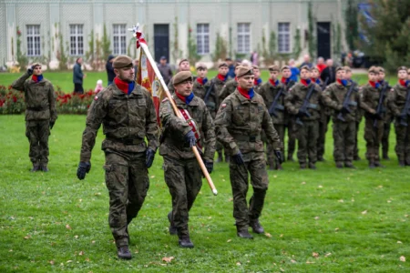 Zdjęcie przedstawia uczestników uroczystości z okajzi przysięgi wojskowej podkarpackich terytorialsów