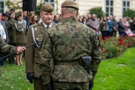Zdjęcie przedstawia uczestników uroczystości z okajzi przysięgi wojskowej podkarpackich terytorialsów