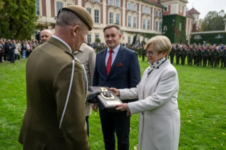 Zdjęcie przedstawia uczestników uroczystości z okajzi przysięgi wojskowej podkarpackich terytorialsów