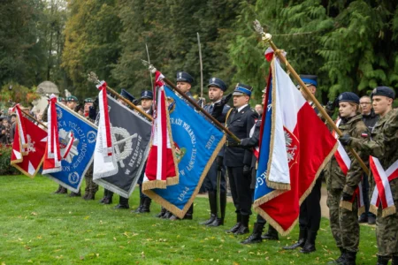 Zdjęcie przedstawia uczestników uroczystości z okajzi przysięgi wojskowej podkarpackich terytorialsów