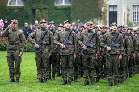 Zdjęcie przedstawia uczestników uroczystości z okajzi przysięgi wojskowej podkarpackich terytorialsów
