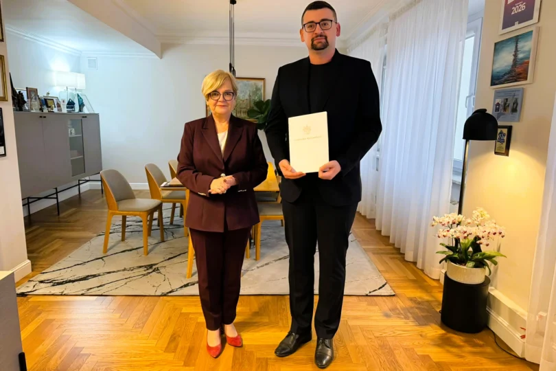 Zdjęcie przedstawia wojewodę i konsultanta wojewódzkiego