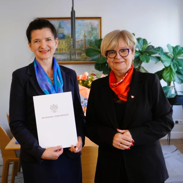 Zdjęcie przedstawia wojewodę podkarpackiego i konsultanta wojewódzkiego w dziedzinie transfuzjologii klinicznej