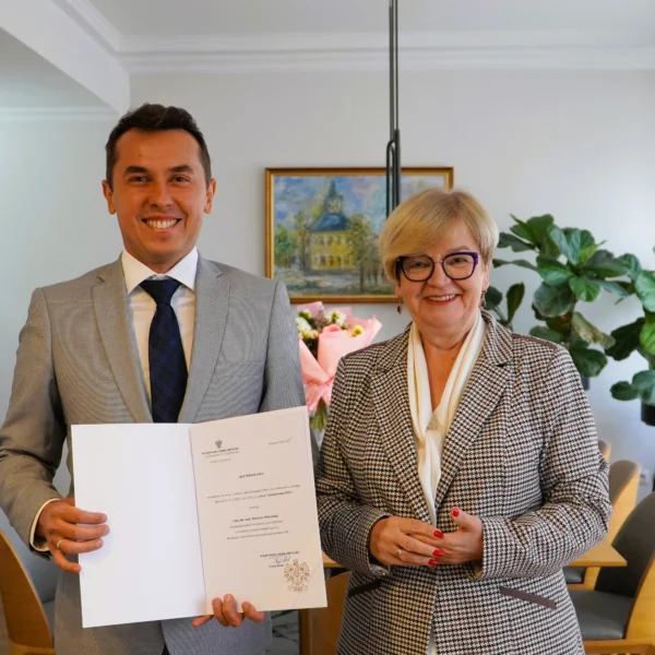 Zdjęcie przedstawia wojewodę podkarpackiego i konsultanta wojewódzkiego w dziedzinie protetyki stomatologicznej