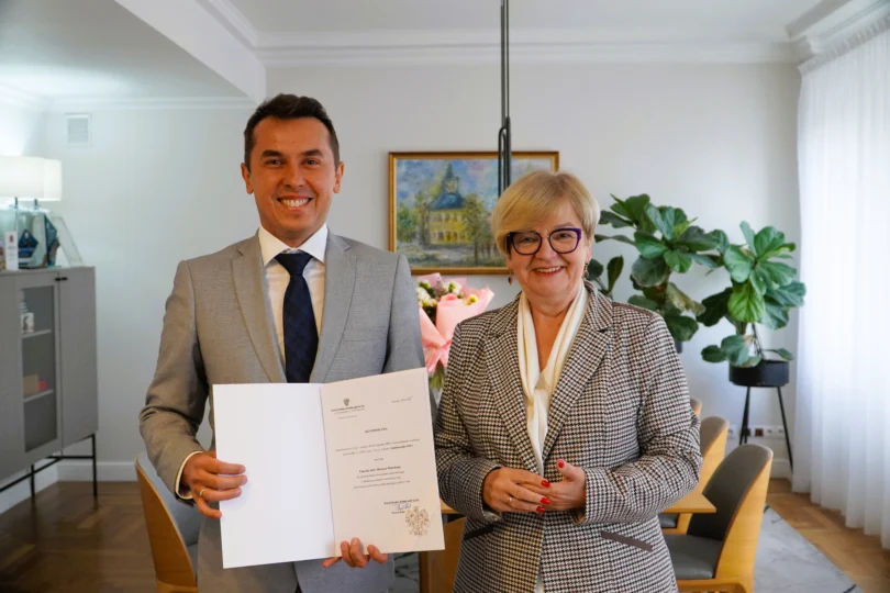 Zdjęcie przedstawia wojewodę podkarpackiego i konsultanta wojewódzkiego w dziedzinie protetyki stomatologicznej