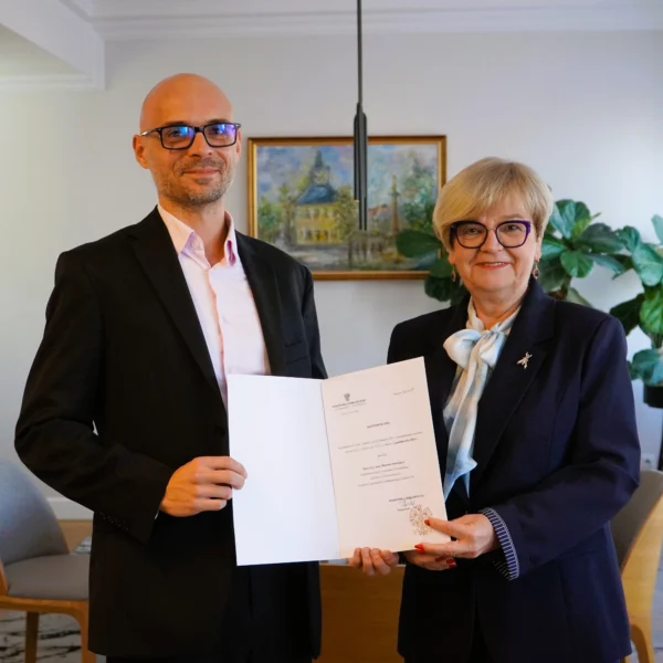 Zdjęcie przedstawia wojewodę podkarpackiego i konsultanta wojewódzkiego w dziedzinie fizyki medycznej