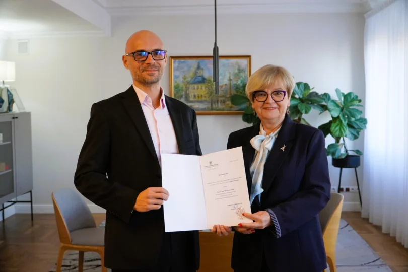 Zdjęcie przedstawia wojewodę podkarpackiego i konsultanta wojewódzkiego w dziedzinie fizyki medycznej